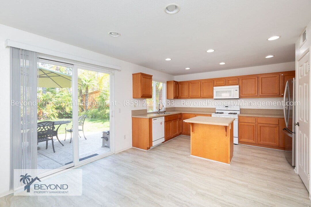 120 Canyon Creek Way in Oceanside, CA - Building Photo