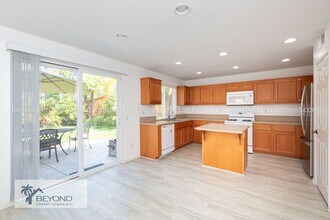 120 Canyon Creek Way in Oceanside, CA - Foto de edificio - Building Photo
