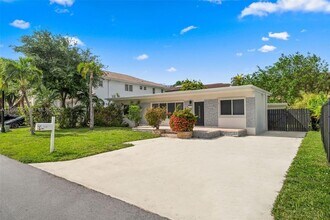 261 188th St in Sunny Isles Beach, FL - Foto de edificio - Building Photo