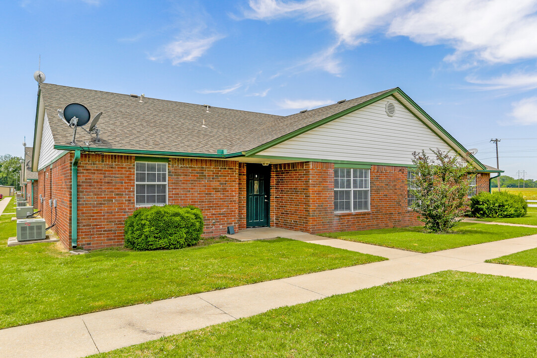 Country Club Villa Apartments in Pryor, OK - Foto de edificio