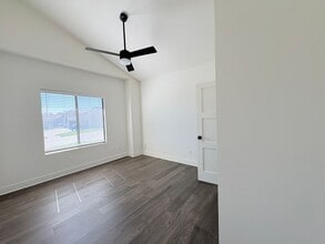 104-106 Oakwood Ct in Raymore, MO - Building Photo - Building Photo