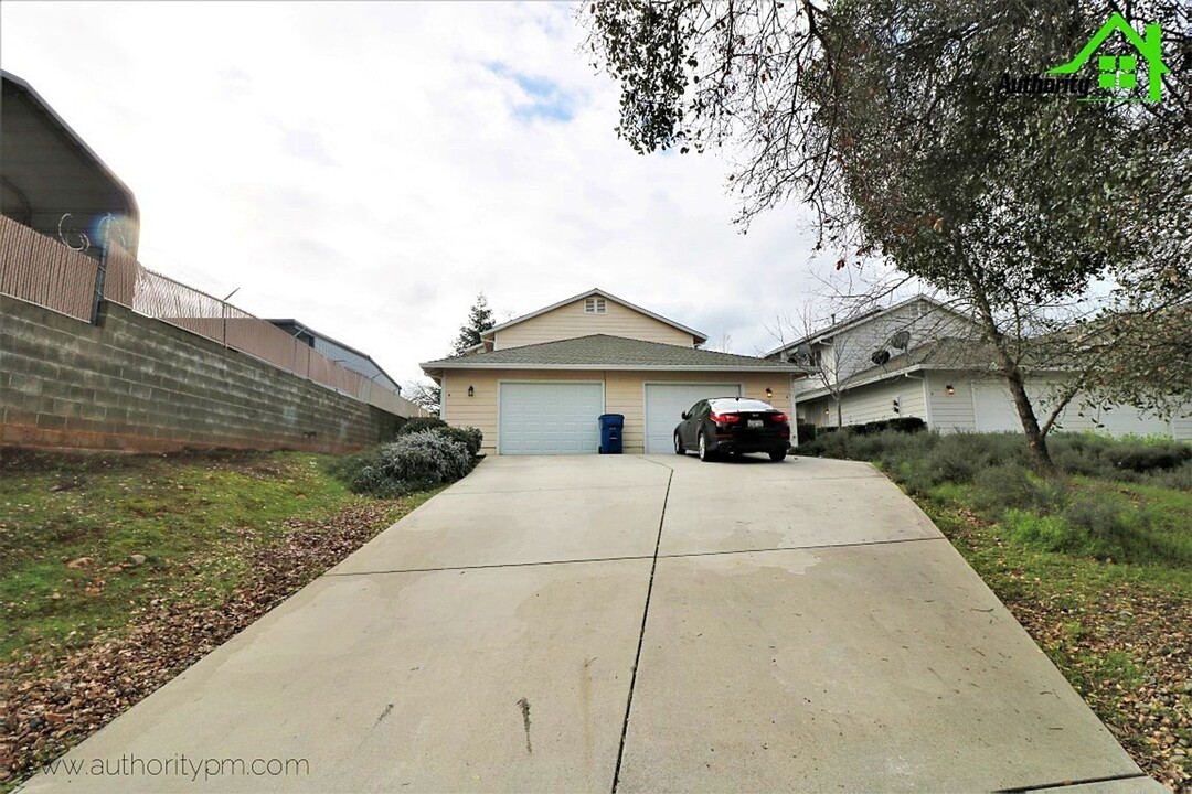 1729 Laurel Ave in Redding, CA - Foto de edificio