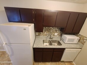 1600 Big Tree Rd in Daytona Beach, FL - Foto de edificio - Building Photo