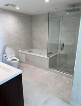 540 West Ave, Unit 2212 in Miami Beach, FL - Foto de edificio - Building Photo
