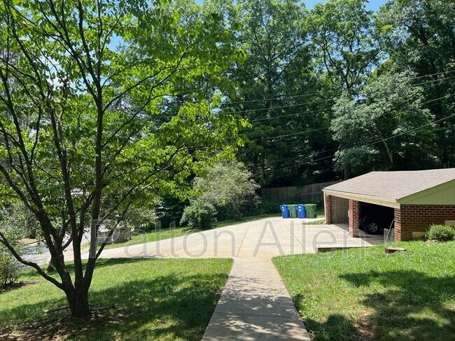 240 Kimberly Ave in Asheville, NC - Building Photo - Building Photo