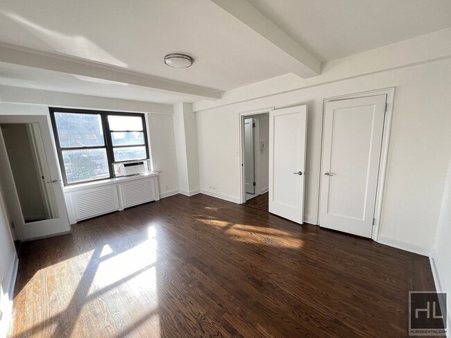 FIFTH AVENUE, Unit 16F in New York, NY - Building Photo - Building Photo