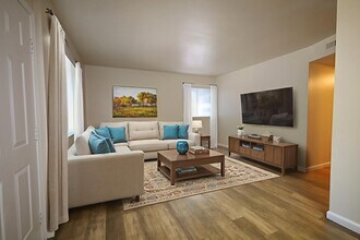 Summer Village Apartments in Chico, CA - Foto de edificio - Building Photo