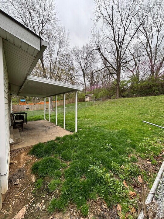 7460 Blanding Dr in Ferguson, MO - Building Photo