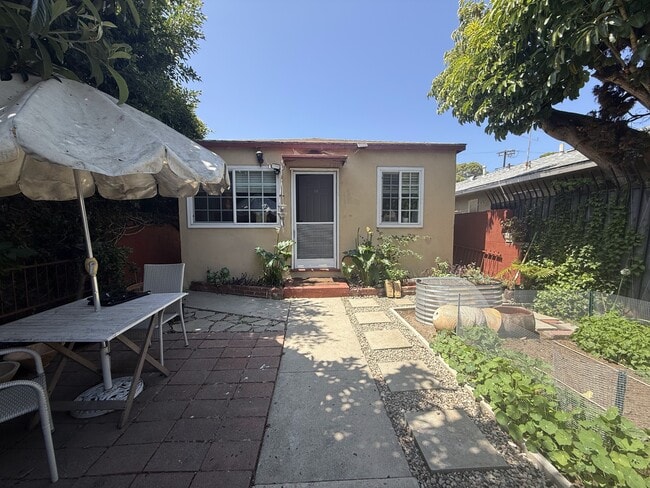 4417 S Centinela Ave