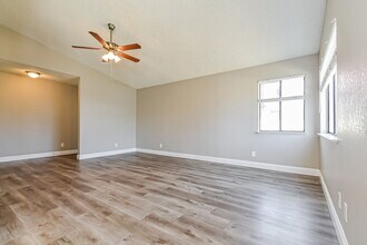 3990 Avocado Dr, Unit D in Las Vegas, NV - Foto de edificio - Building Photo