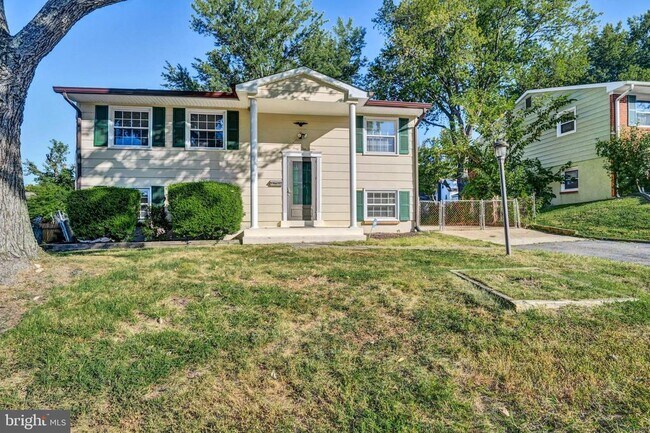 4512 Knoll Dr in Woodbridge, VA - Foto de edificio - Building Photo