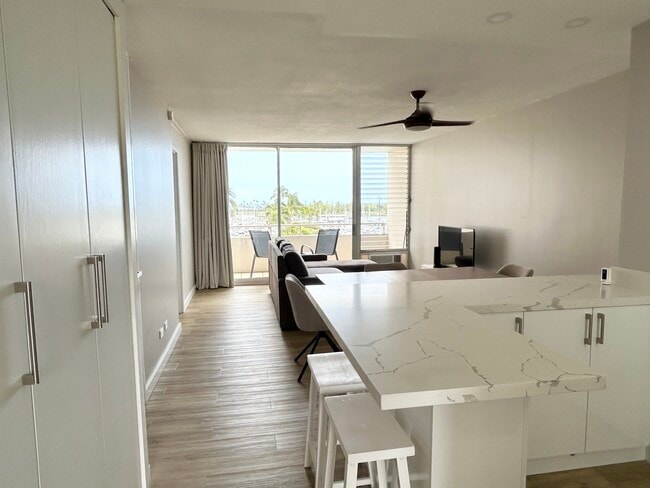 1676 Ala Moana Blvd, Unit 5th Floor in Honolulu, HI - Foto de edificio - Building Photo