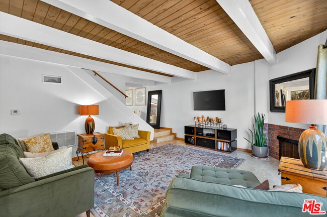 6537 Green Valley Cir in Culver City, CA - Building Photo - Building Photo