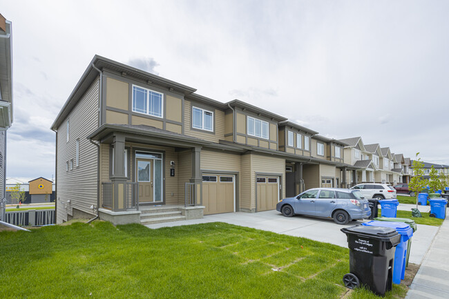 252 Carringham Way NW in Calgary, AB - Building Photo - Building Photo