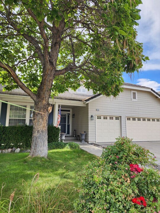 4895 Santa Barbara Ave in Sparks, NV - Foto de edificio