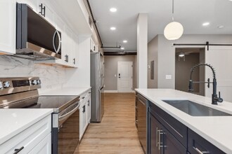 6011 Madison Rd, Unit 2 in Cincinnati, OH - Foto de edificio - Building Photo