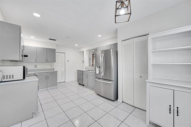 1002 NW 105th Way in Plantation, FL - Building Photo - Building Photo