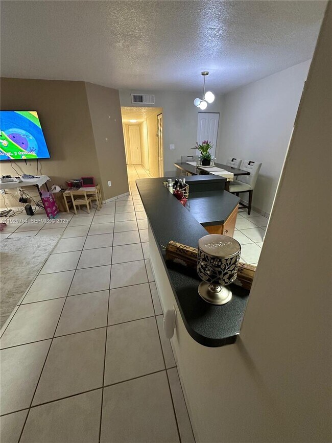 4710 NW 102nd Ave in Doral, FL - Foto de edificio - Building Photo