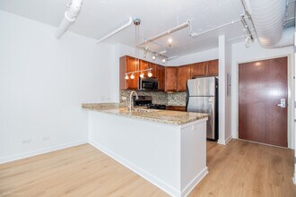 1610 W Fullerton Ave in Chicago, IL - Building Photo - Building Photo