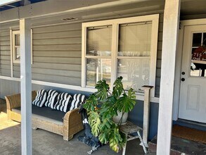 715 North Ave in Whitesboro, TX - Foto de edificio - Building Photo