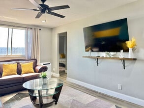 215 Piedmont Ave NE in Atlanta, GA - Foto de edificio - Building Photo