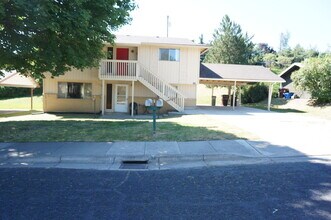 345 NW Robert St, Unit B in Pullman, WA - Building Photo - Building Photo
