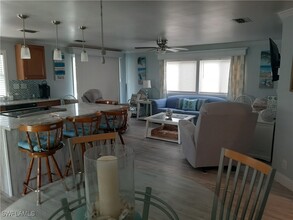 125 Queen Palm Dr in Naples, FL - Building Photo - Building Photo