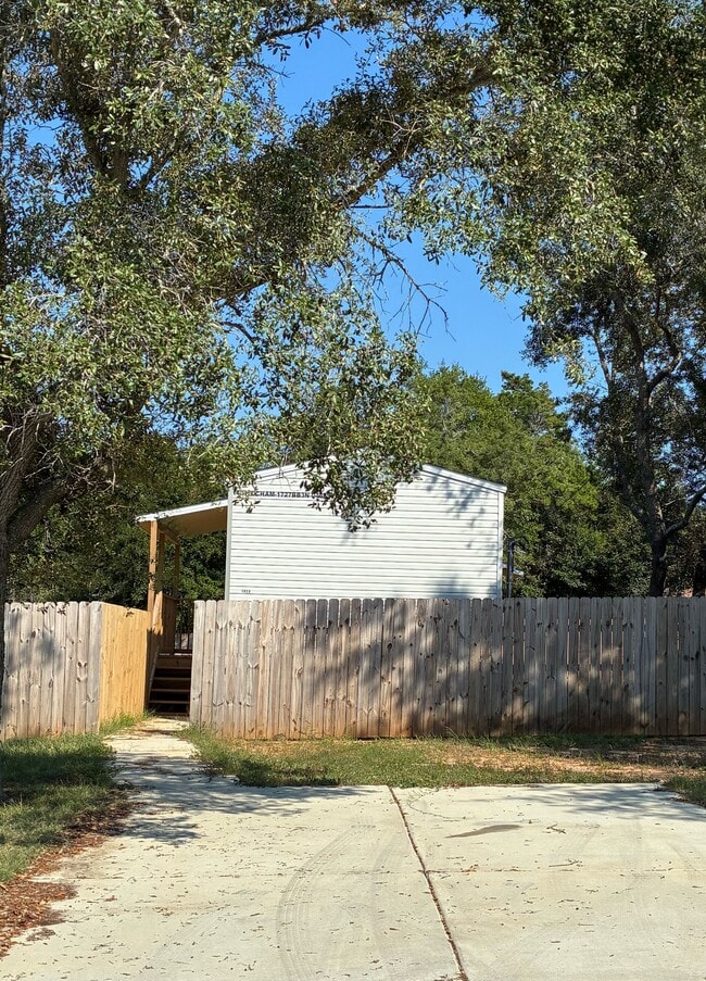 property at 1826 Abercrombie Rd