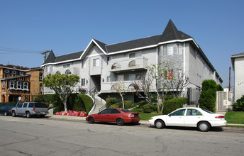 215 E Elmwood Ave in Burbank, CA - Building Photo - Building Photo