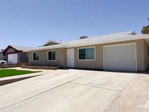 325 Dawn Ct in Ridgecrest, CA - Building Photo - Building Photo