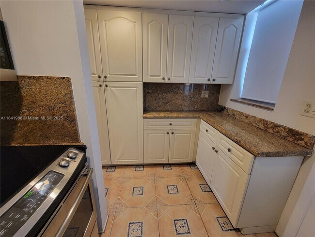 2903 Point E Dr in Aventura, FL - Building Photo - Building Photo