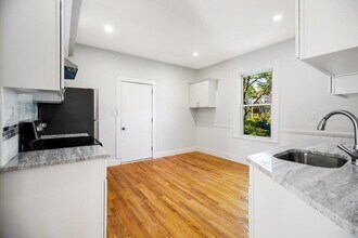 348 Centre St, Unit 3 in Boston, MA - Building Photo - Building Photo