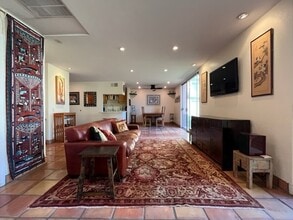 100 S Doheny Dr, Unit 214 in Los Angeles, CA - Foto de edificio - Building Photo