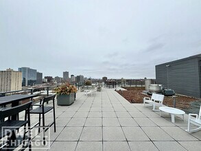 4539 N Sheridan Rd, Unit PH1201 in Chicago, IL - Building Photo - Building Photo