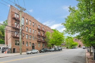 218 Mclean Ave in Yonkers, NY - Building Photo - Building Photo