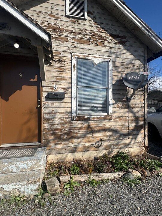 9 E H St in Yakima, WA - Building Photo
