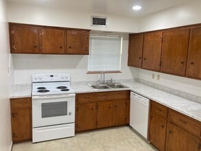 4850 Kingfisher Dr in Houston, TX - Building Photo - Building Photo
