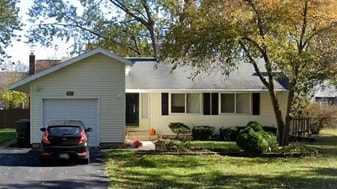 131 Cedarbrook Rd in Naperville, IL - Building Photo