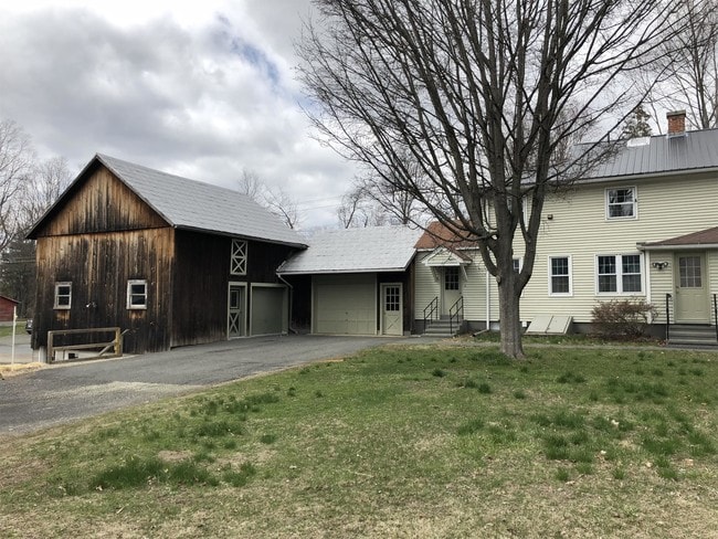 37 Middle St in Hadley, MA - Building Photo - Building Photo