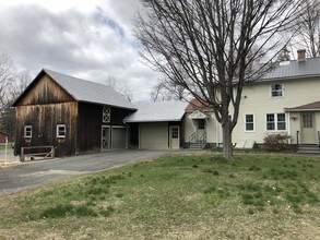 37 Middle St in Hadley, MA - Building Photo - Building Photo