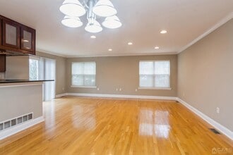 34 Chimney Ct in Old Bridge, NJ - Building Photo - Building Photo