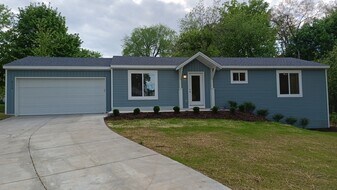 6112 Andersonville Rd in Waterford Township, MI - Building Photo