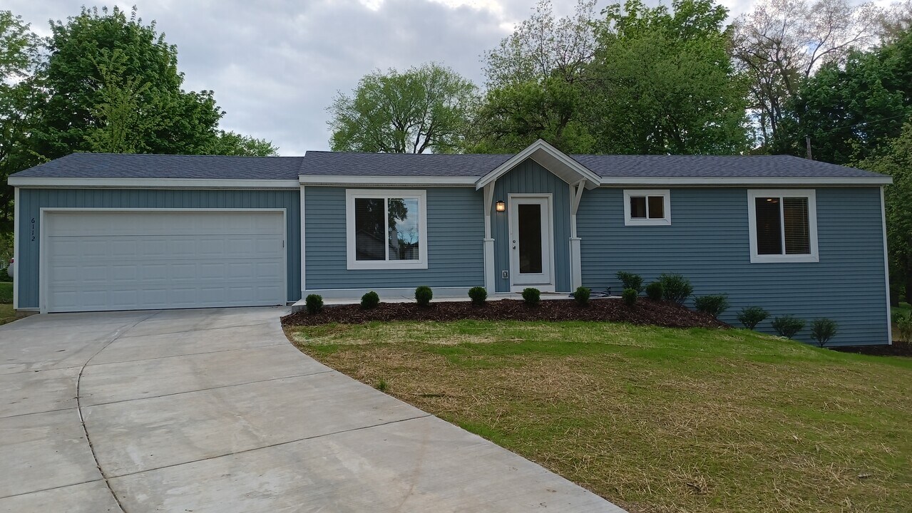 6112 Andersonville Rd in Waterford Township, MI - Building Photo