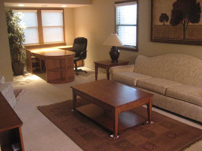 15240 Marilyn Dr in Elm Grove, WI - Foto de edificio - Building Photo