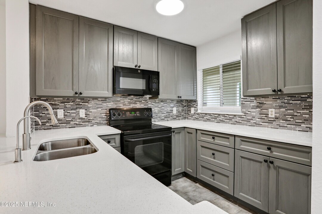 7 Arbor Club Dr in Palm Valley, FL - Building Photo
