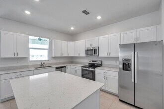 9304 Bonita Mar Dr in Parrish, FL - Building Photo - Building Photo