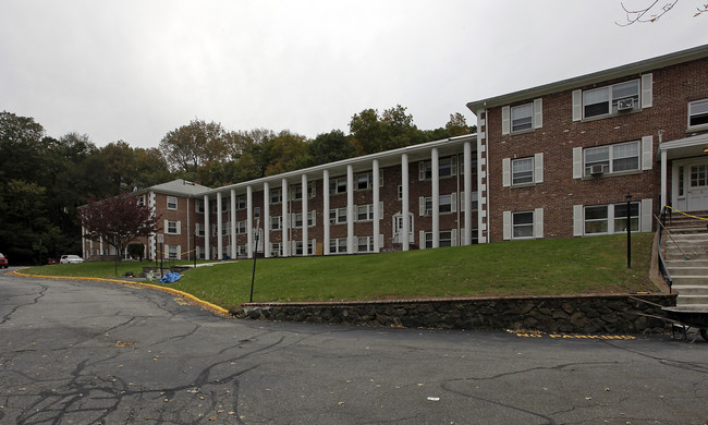 Colonial Court in Stoneham, MA - Building Photo - Building Photo