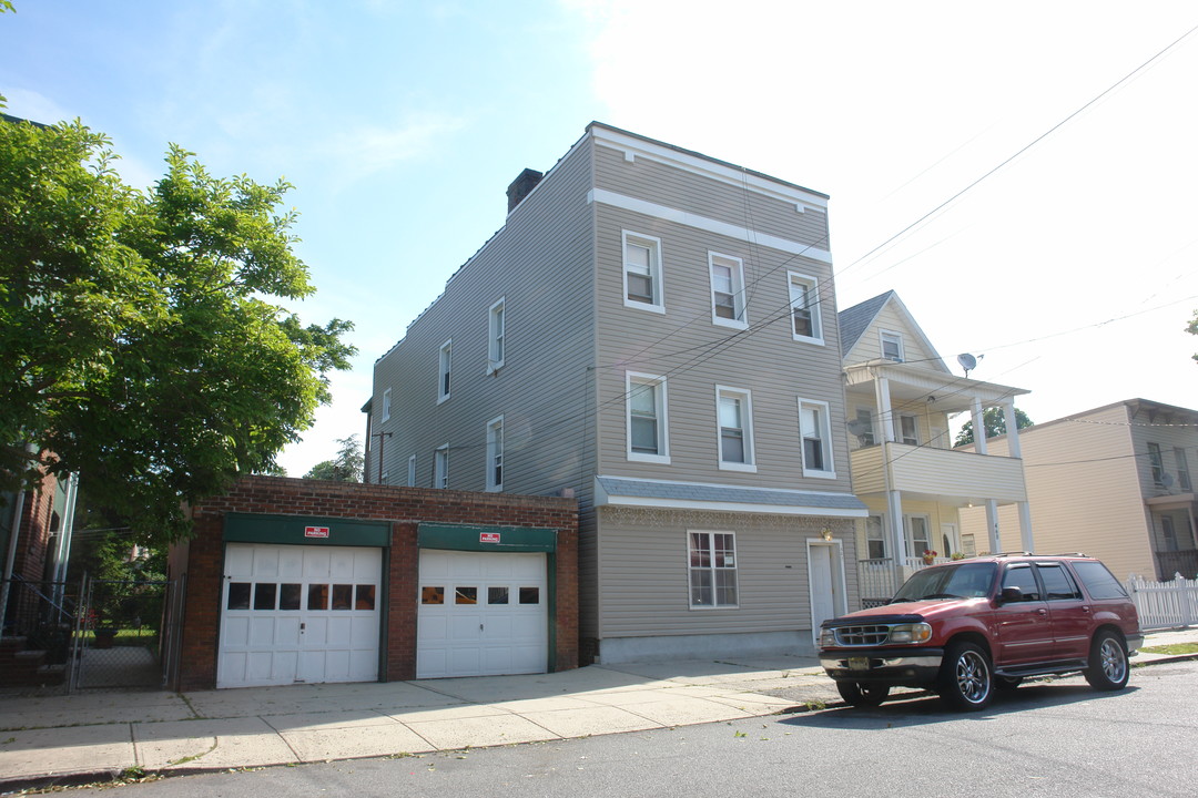 462 Compton Ave in Perth Amboy, NJ - Building Photo