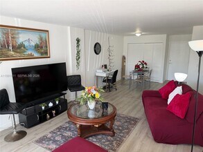 13120 SW 92nd Ave in Miami, FL - Foto de edificio - Building Photo