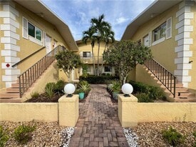 8061 Country Rd in Ft. Myers, FL - Building Photo